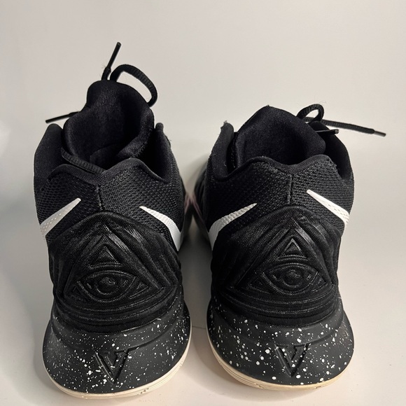 Nike Kyrie 5 Black Magic Basketball Shoes - Picture 7 of 13